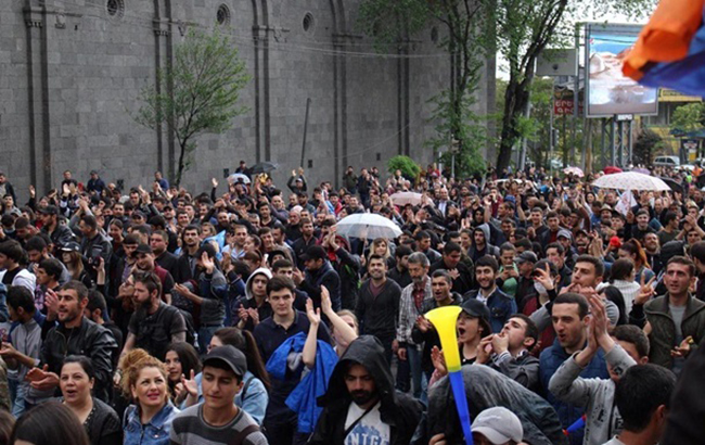 Протести у Вірменії: глава уряду запропонував провести позачергові вибори